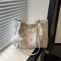 Borsa tote bianca con fiori e farfalle, catena dorata e ciondolo a nuvola - Con Ciondolo / Bianco