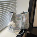 Borsa tote azzurra con farfalle in rilievo, manico a catena e ciondolo a nuvola - Con Ciondolo / Blu