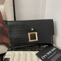 Elegante schwarze Umschlag-Clutch mit Wasserwellen-Textur und goldener Schnalle - Schwarz
