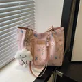 Borsa tote rosa con farfalle blu e un ciondolo a forma di nuvola di peluche - Con Ciondolo / Rosa