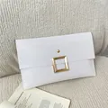 Minimalistische weiße Umschlag-Clutch mit goldener Schnalle und Wellenstruktur - Weiß