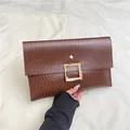 Braune Briefumschlag-Clutch für Damen mit Wellenstruktur und goldener Schnalle - Kaffeebraun