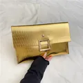 Elegante goldene Briefumschlag-Clutch mit Wellentextur und Metallschnalle - Gold