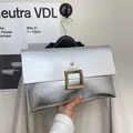 Pochette enveloppe argentée embossée avec boucle dorée pour soirées élégantes - Argent