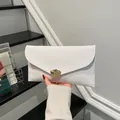 Pochette enveloppe blanche en cuir à texture gaufrée avec fermoir doré moderne - Blanc