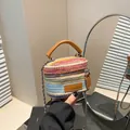Bunte gestreifte Stroh-Eimertasche mit braunem Ledergriff und Kette für den Strand - Einheitsgröße / Braun