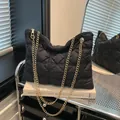 Schwarze Stepp-Puffertasche mit goldener Kette und elegantem, glänzendem Finish - Schwarz