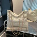 Schicke cremeweiße gesteppte Umhängetasche mit goldener Kette und eleganten Rautensteppungen - Weiß