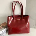 Bolso tote grande de cuero burdeos con bolsillo frontal y correas finas para mujer - Burdeos