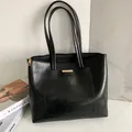Bolso tote minimalista de cuero PU negro con gran capacidad y detalle dorado - Negro