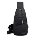 Herren-Brusttasche aus schwarzem Oxford-Stoff mit USB-Ladeanschluss und Taschen - 16x32x10cm / Schwarz