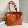 Bolso tote marrón caramelo de gran capacidad con adornos dorados y correas delgadas - Marrón