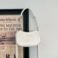 Minimalistische weiße PU-Schultertasche mit Silberkette und Goldener Aufschrift - Weiß