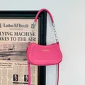 Rosafarbene Schultertasche aus Leder mit Silberkette und goldenem Mode-Logo - Fuchsia