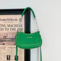 Lebhafte limettengrüne Schultertasche mit silberner Metallkette und Lederriemen - Dunkelgrün