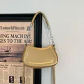 Metallische goldene Hobo-Tasche mit Silberkette und geprägtem Mode-Leder-Schriftzug - Gold