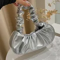 Bolso de nube fruncido en plata metálica hecho de cuero PU para llevar al hombro con estilo - Plateado