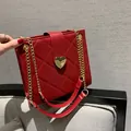 Rote Stepptasche mit goldenem Herzschloss und Kettenriemen für Damen - Rot