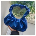 Detalle del bolso de nube azul plisado que muestra textura de cuero PU y asa rizada - Azul marino