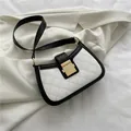 Bolso bandolera minimalista en blanco y negro acolchado con hebilla dorada y correas lisas - Estilo Acolchado en Contraste Blanco Y Negro / Blanco