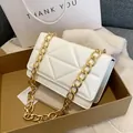 Bolso bandolera acolchado blanco con cadena dorada gruesa en caja de regalo - Blanco