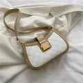 Bolso de hombro tipo media luna en cuero acolchado blanco con detalles caqui y hebilla - Caqui