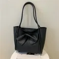Elegante bolso tote negro mate con gran lazo decorativo y correas finas al hombro - Negro