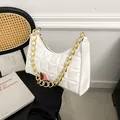 Sac à bandoulière matelassé blanc en demi-lune avec grosse chaîne dorée chic - Blanc