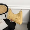 Sac hobo jaune en similicuir avec matelassage en losanges et grosse chaîne dorée - Jaune