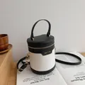 Μοντέρνα κυλινδρική τσάντα bucket από ασπρόμαυρο δέρμα με χρυσές μεταλλικές λεπτομέρειες - Λευκό και Μαύρο
