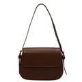 Bolso de montura clásico en cuero sintético marrón con solapa y hebilla dorada ajustable - café