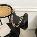 Sac sous le bras matelassé noir chic avec une chaîne dorée pour un look vintage - Noir