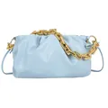 Hellblaue gefaltete Tasche mit goldener Kette und einem verstellbaren Schulterriemen - Hellblau
