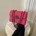 Fuchsiafarbene Umhängetasche mit V-Steppung und schwarzem Vintage-Edelsteinverschluss - Rosa