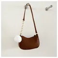 Dettaglio borsa a spalla marrone scuro con trama a V e catena dorata con pompon bianco - Marrone