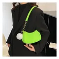 Neon groene crossbody tas met V-stiksel, gouden ketting en wit pluizig bontballetje - Lichtgroen