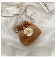 Detailansicht der braunen Strohtasche mit weißer Gänseblümchen-Applikation und Kordelzug - Braun