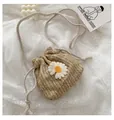 Detailansicht der Stroh-Eimertasche mit Gänseblümchen-Applikation und Kordelzugband - Khaki