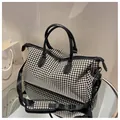 Borsa da viaggio capiente con motivo pied de poule bianco e nero e manici in pelle - Nero Versatile