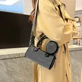 Détail du sac cylindre noir en strass avec bandoulière ondulée et mini pochette - Blanc