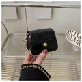 Mini sac bandoulière noir motif crocodile avec boucle dorée ronde et fine chaîne - Noir