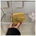 Mini sac à bandoulière doré à motif crocodile avec une chaîne métallique - Doré