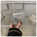 Mini sac à bandoulière texture pierre argent brillant avec fermoir boule dorée - Argenté
