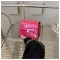 Mini sac à bandoulière rose fuchsia avec motif crocodile et chaîne dorée chic - Rose Rouge