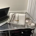 Detalle de bolso bandolera blanco con correa bordada y hebilla dorada metálica - Blanco