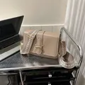 Bolso bandolera beige de piel sintética con correa ancha con diseño geométrico - Caqui