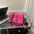Sac bandoulière rose fuchsia avec boucle H dorée et bandoulière large à motifs - Rose rouge