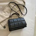 Borsa a tracolla trapuntata nera con dettagli dorati e cinturino regolabile - Nero