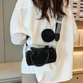 Sac Boston noir brillant à strass avec porte-monnaie et bandoulière à motifs - Noir