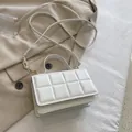 Elegante borsa a tracolla trapuntata bianca con dettagli dorati e manico superiore - Bianco